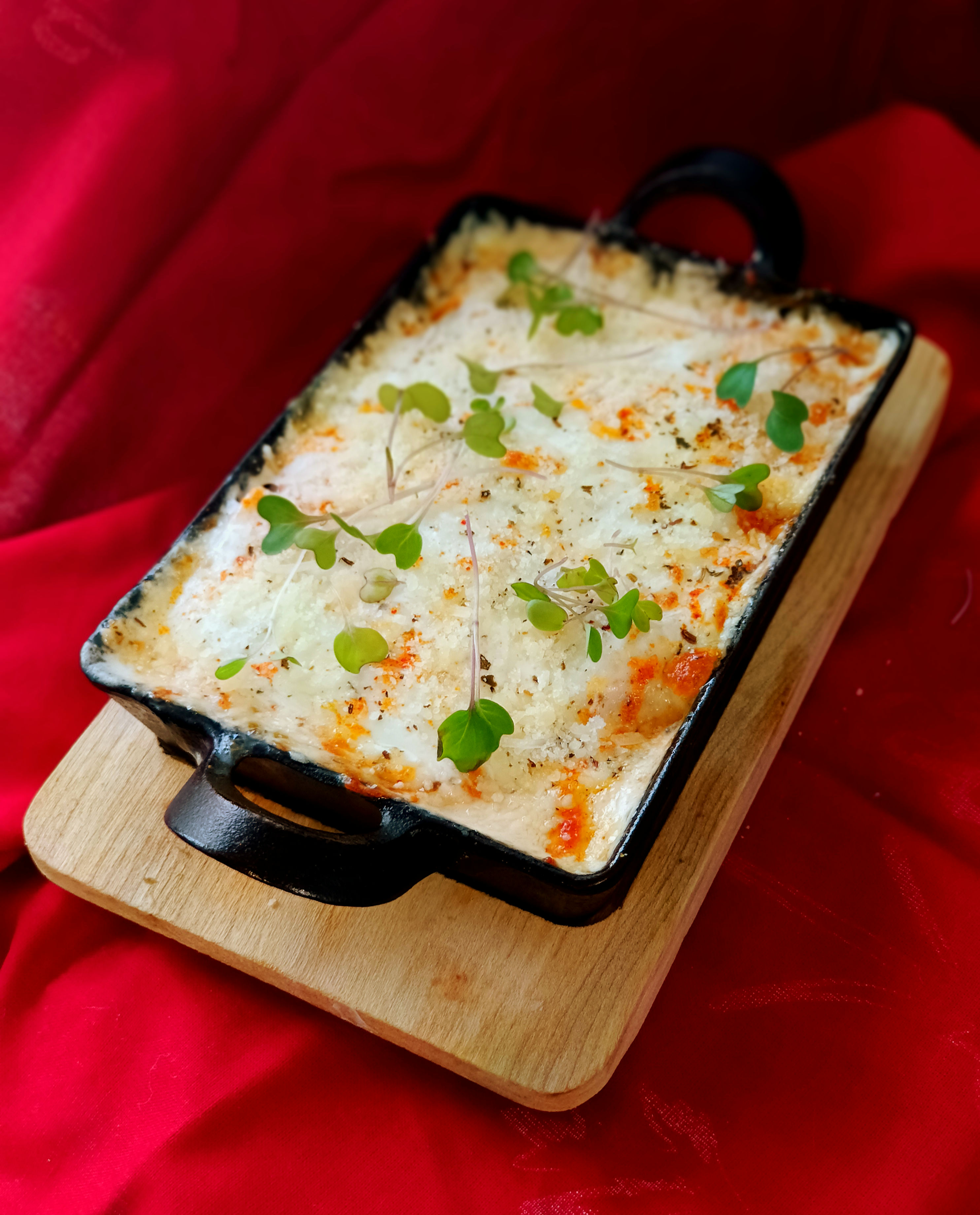 Картофельный гратен с кальмаром горячего копчения, запечённый в сливочном барбекю с Моцареллой и Пармезаном Картофельный гратен с кальмаром горячего копчения, запечённый в сливочном барбекю с Моцареллой и Пармезаном